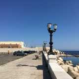 La spiaggia si trova sul lungomare Imperatore Augusto, quello che circonda Bari Vecchia